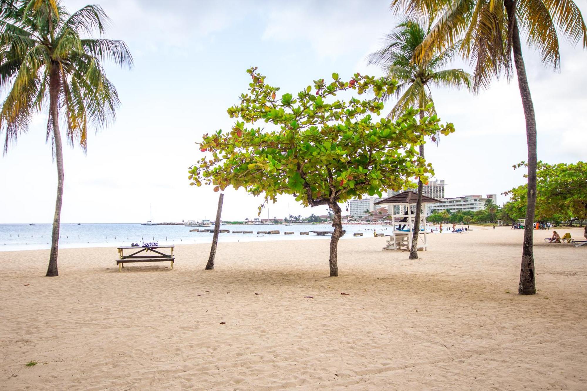 Ocho Rios On The Beach 1 Bed Sleeps 2-4 Buitenkant foto